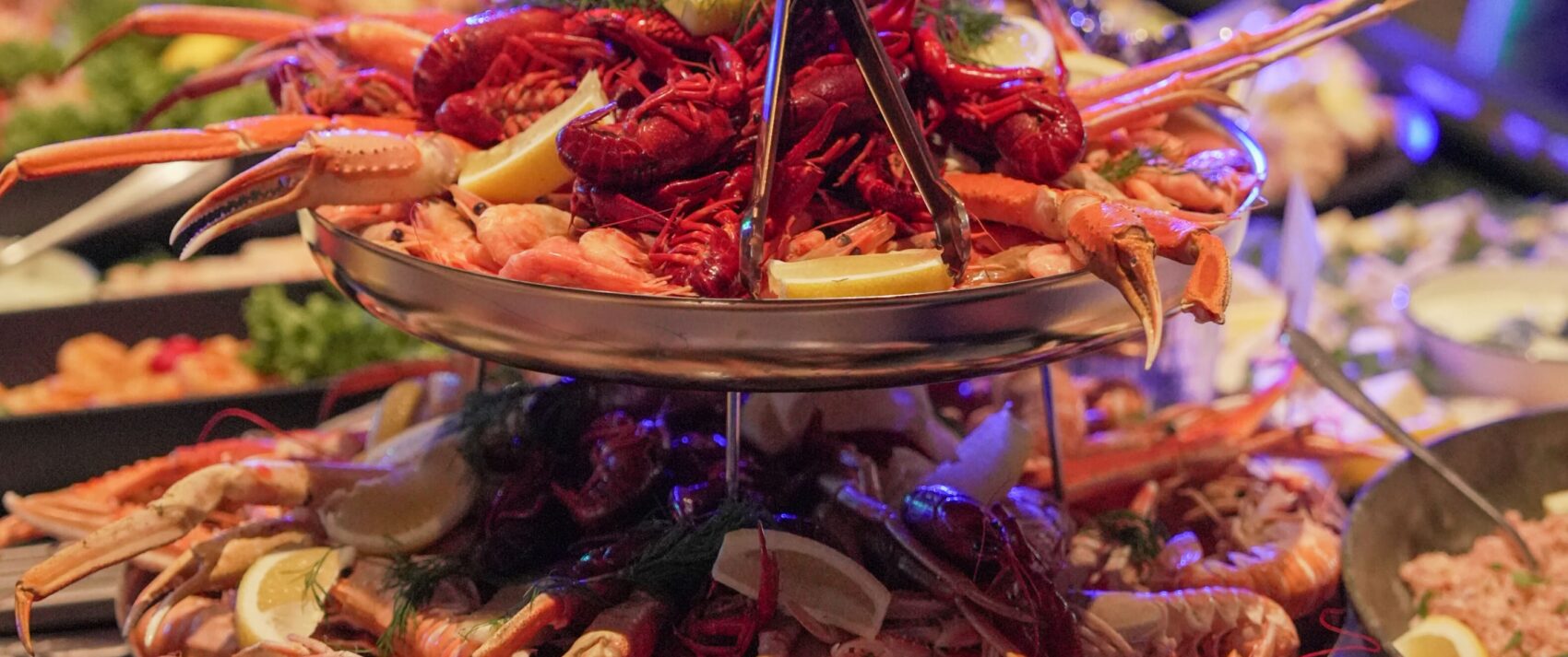 En menu med hummer på restaurenten.