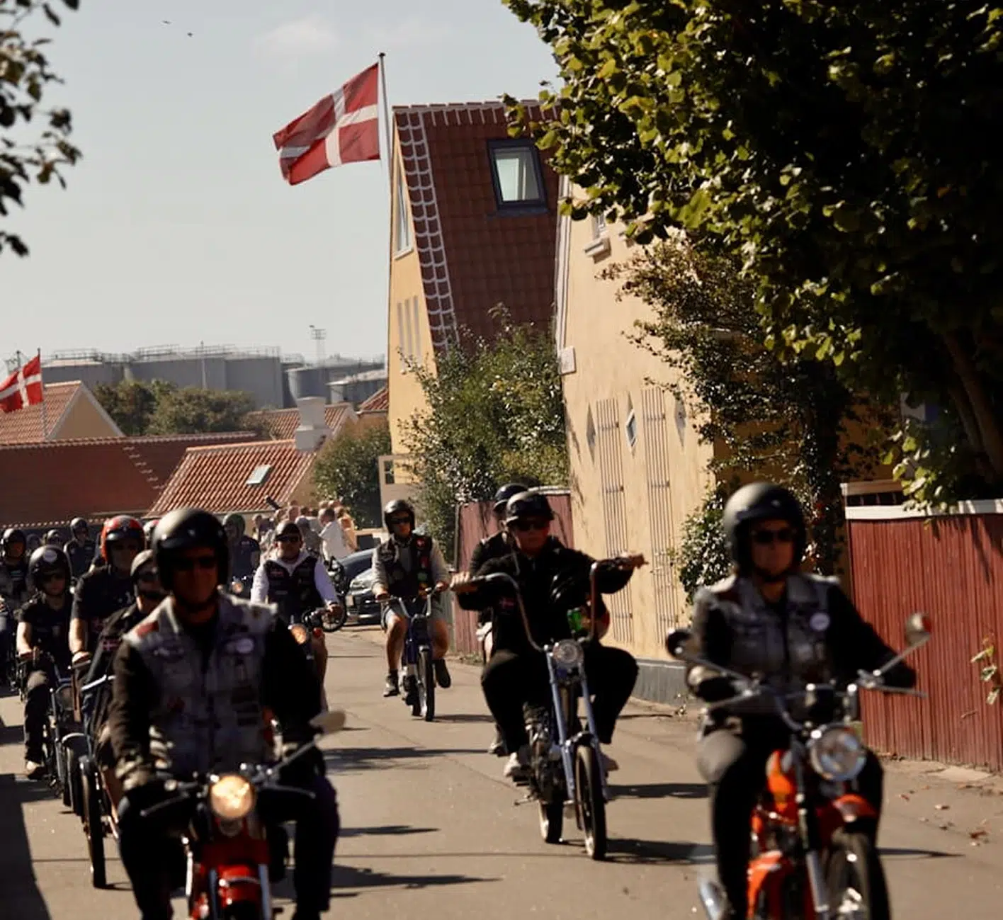 med flag over byen